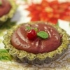 Tarta cu mousse de ciocolata si fructe rosii