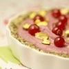 Tarta cu zmeura si crusta de fistic