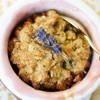 Crumble cu piersici si lavanda