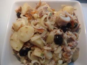salata de cartofi noi si peste afumat