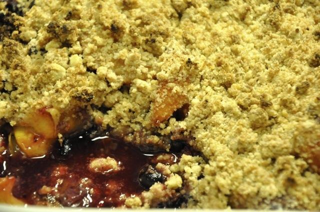 Crumble de piersici & afine