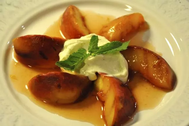 piersici in vin dulce piersici in vin dulce | delicioasa.com