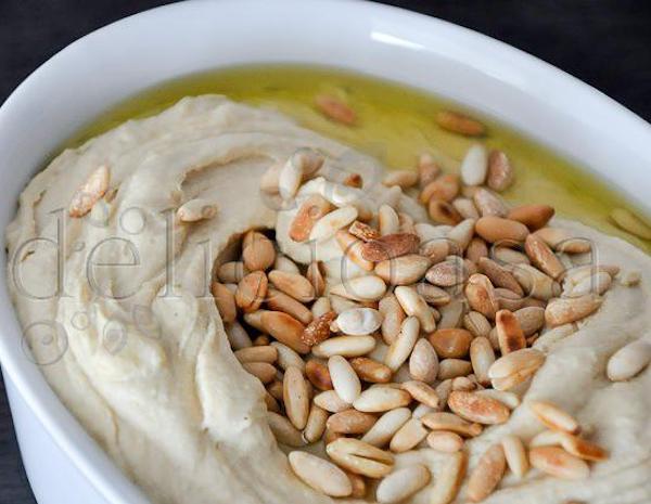 Hummus home made este delicios, servit cu seminte de pin si pita calda.