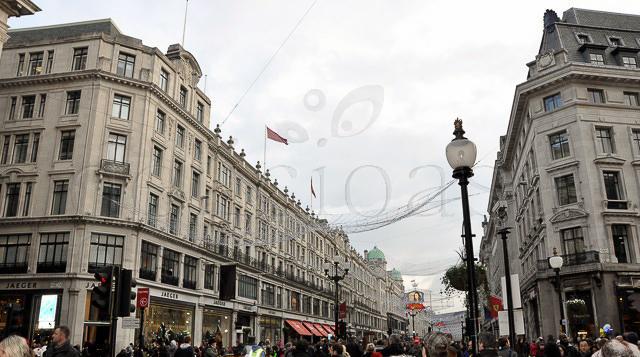 Efervescenta Oxford street, fara masini: o mare de oameni, colinde, cumparaturi...