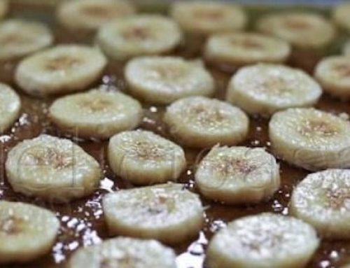 Banana bread (upside down) cu seminte de canepa & caramel