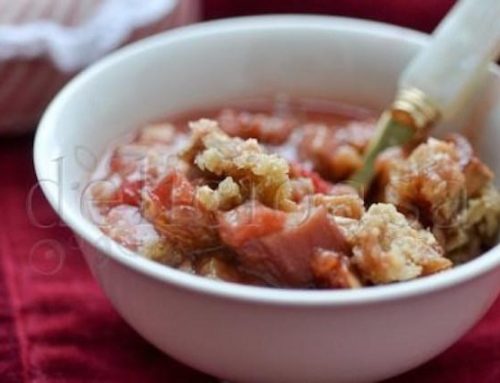 Crumble delicios: rubarba & capsune