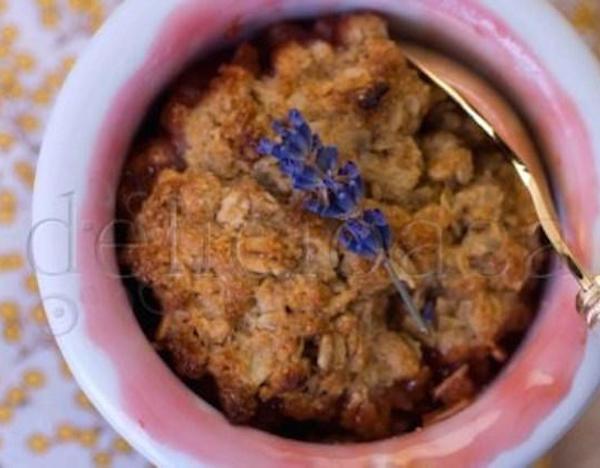 Crumble de piersici cu aroma de lavanda