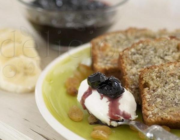 Delicioasa banana bread cu stafide aromate, servita cu mascarpone si dulceata de cirese amare.