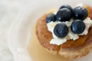 Mini pancakes germane cu fructe si mascarpone