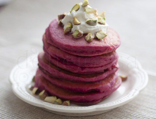 Pancakes cu quinoa, pufoase si roz – „Love is in the air” pancakes