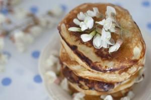 Pancakes cu mascarpone si flori de salcam